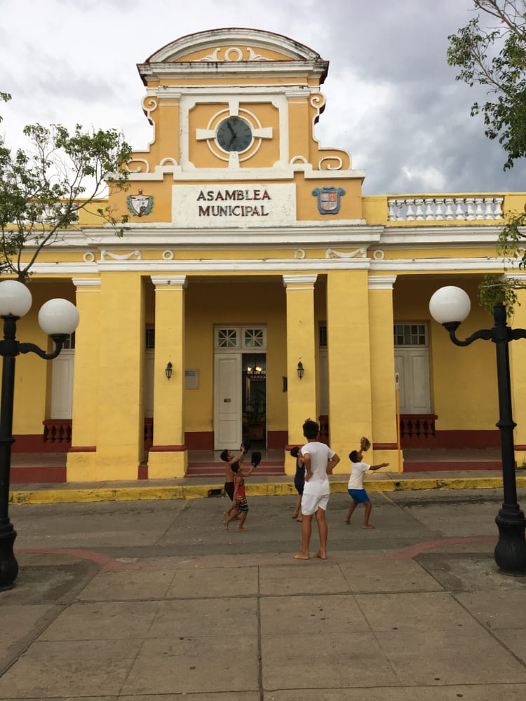 Trinidad - Küba (2. Bölüm) IMG 1574 Belediye'nin önünde beyzbol oynayan çocuklar